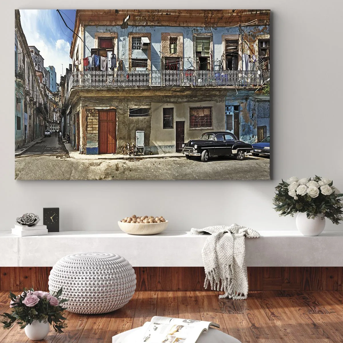 Schilderen op canvas - Kleurrijke huurkazernes en een klassieke auto in het stedelijk landschap - 70x50cm - Havana-vibes - Moderne wanddecoratie voor woonkamer en slaapkamer ARTTOR