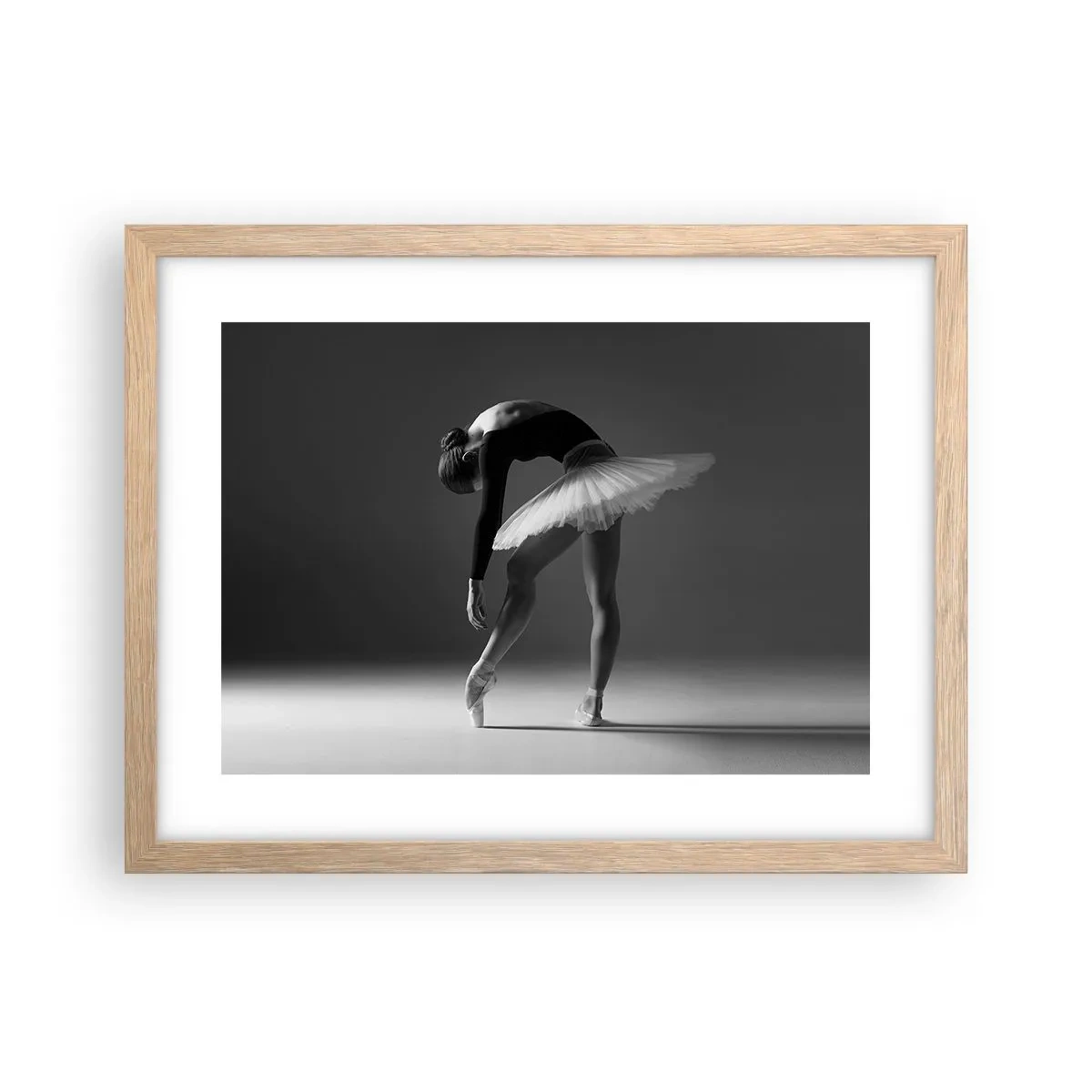 Een poster in een licht eiken lijst - Bella ballerina - 40x30 cm