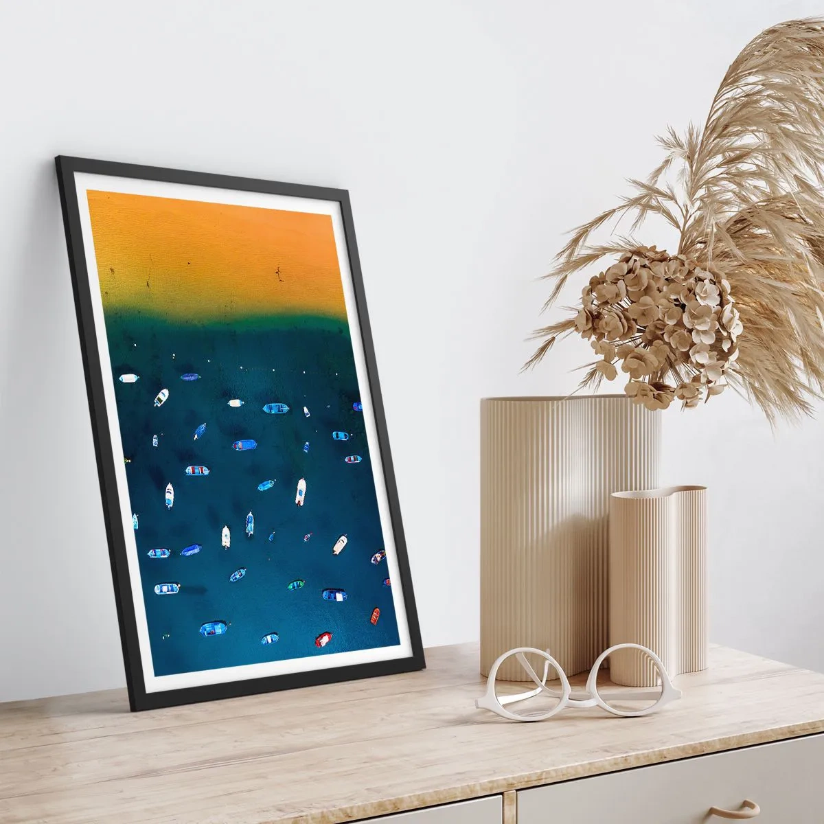 Poster in een zwarte lijst - Luchtfoto van boten die langs het strand drijven - 50x70cm - Vakantie spel - Moderne wanddecoratie voor woonkamer en slaapkamer ARTTOR