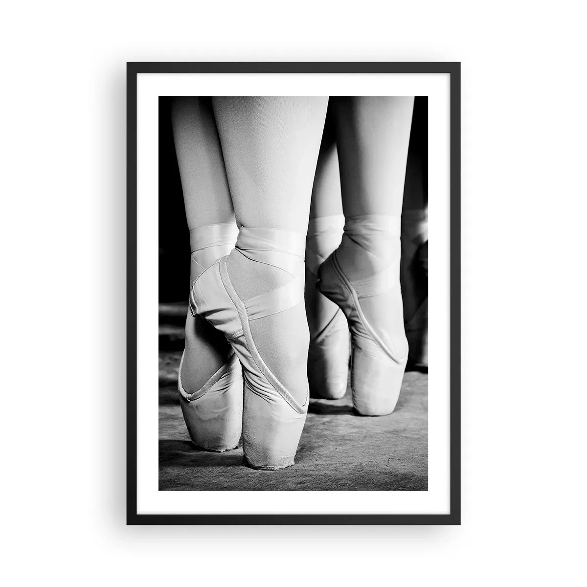 Poster in een zwarte lijst - Een zwart-witposter met daarop balletschoenen. - 50x70cm - Samen, lichtjes - Moderne wanddecoratie voor woonkamer en slaapkamer ARTTOR