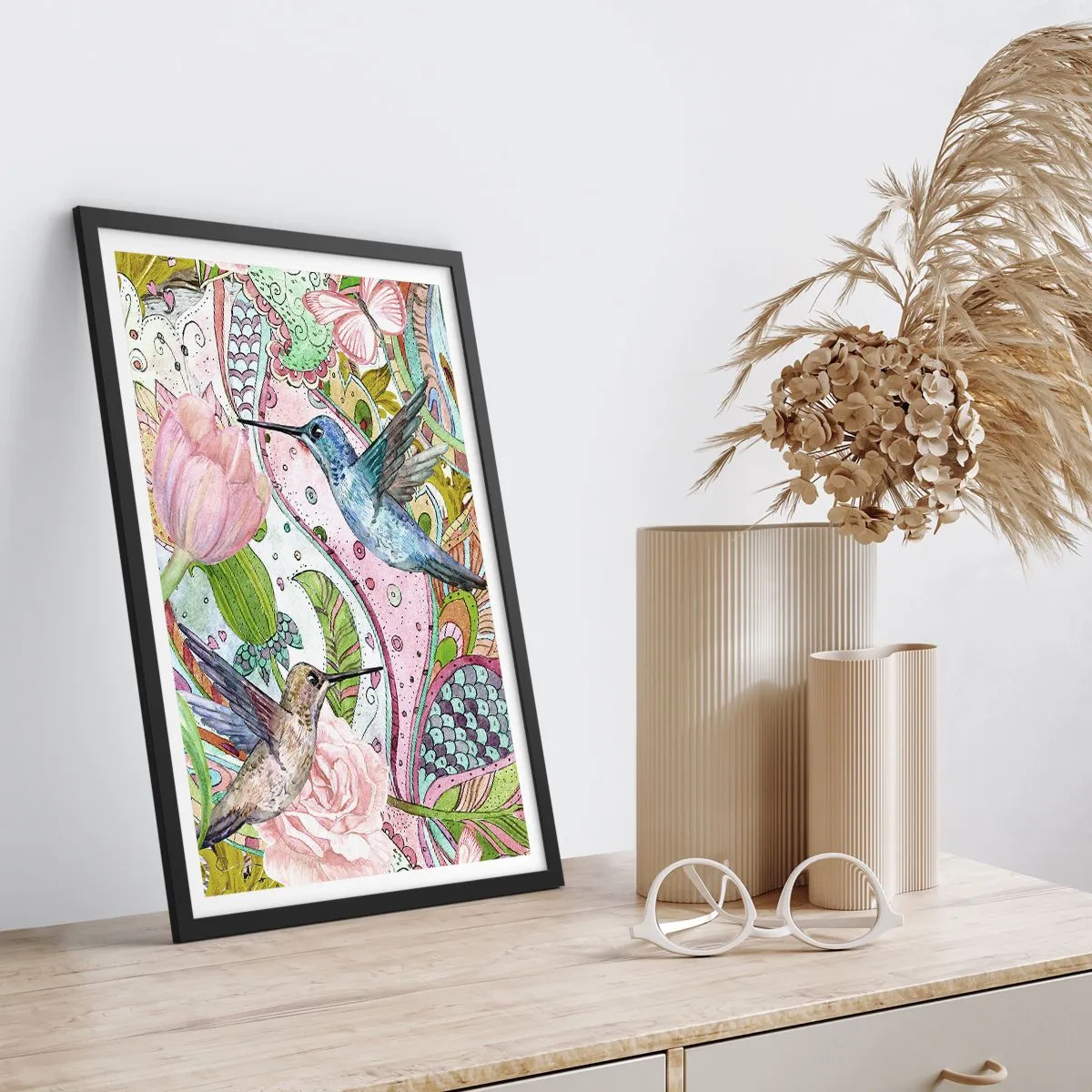 Poster in een zwarte lijst - Kleurrijke kolibries tegen een achtergrond van bloemen en patronen - 50x70cm - Verstrikt in wijnstokken - Moderne wanddecoratie voor woonkamer en slaapkamer ARTTOR