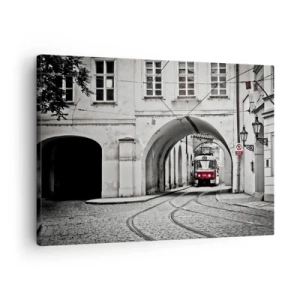 Schilderen op canvas - Een zwart-witte tram in een historische stadsstraat - 70x50cm - Door het doolhof van de stad - Moderne wanddecoratie voor woonkamer en slaapkamer ARTTOR