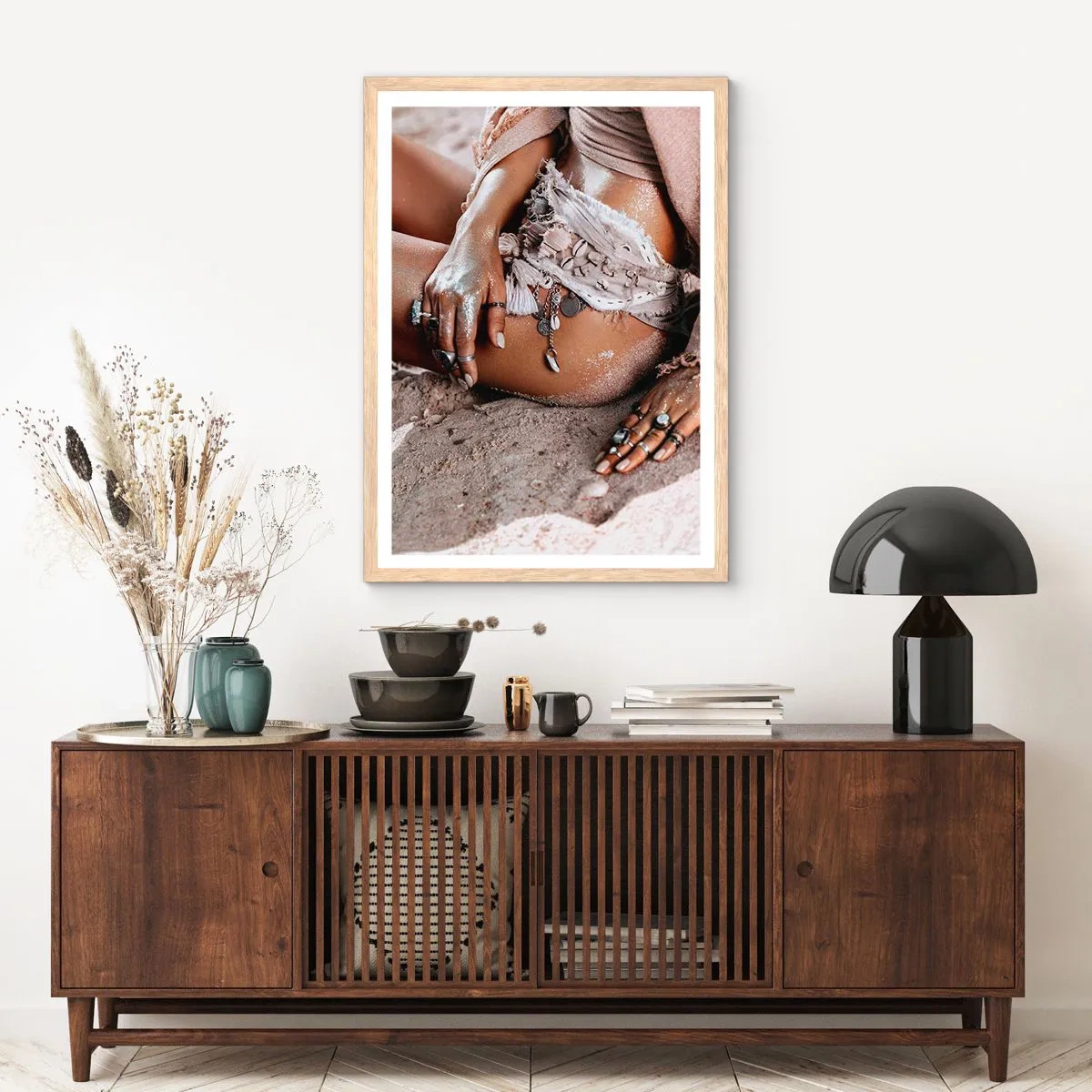 Een poster in een licht eiken lijst - Door de golven gegooid? - 50x70 cm