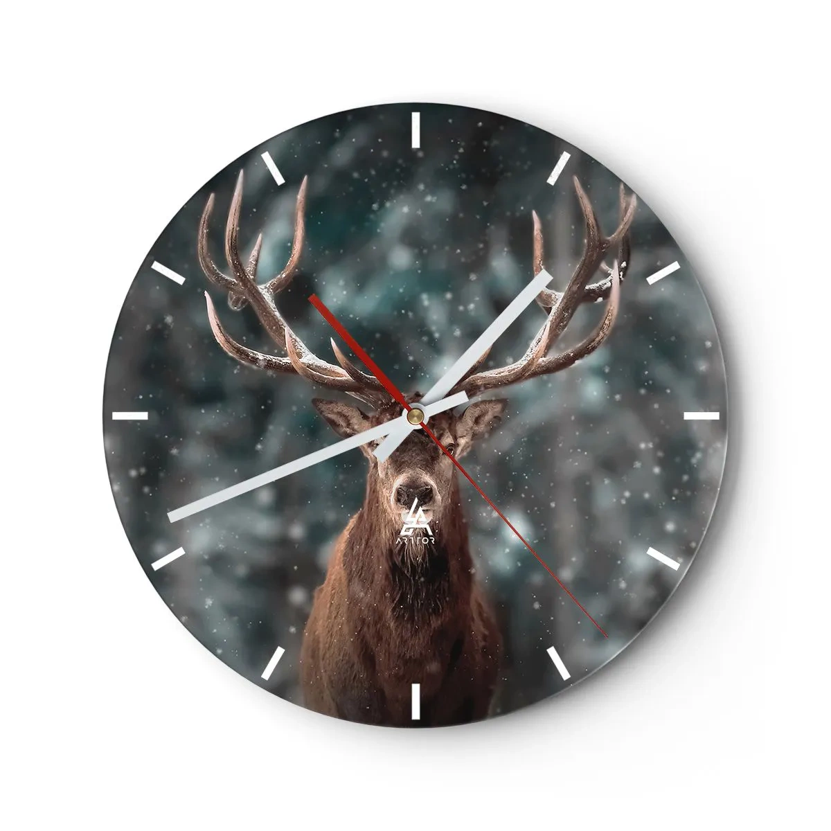 Wandklok - Klok - Een trots hert in een besneeuwd bos met wazige bomen op de achtergrond - 30x30cm - Gekroond tot koning van het bos - Moderne wanddecoratie voor woonkamer, keuken en slaapkamer ARTTOR