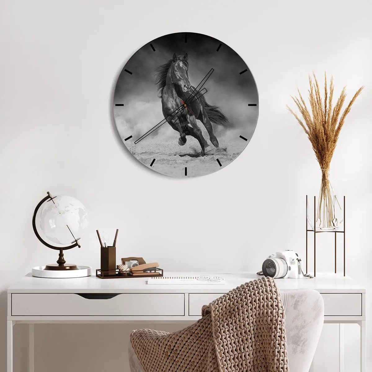 Wandklok - Klok - Illustratie van een vrouw met make-up die een orchidee voor haar mond houdt - 30x30cm - De emir zelf waardig - Moderne wanddecoratie voor woonkamer, keuken en slaapkamer ARTTOR