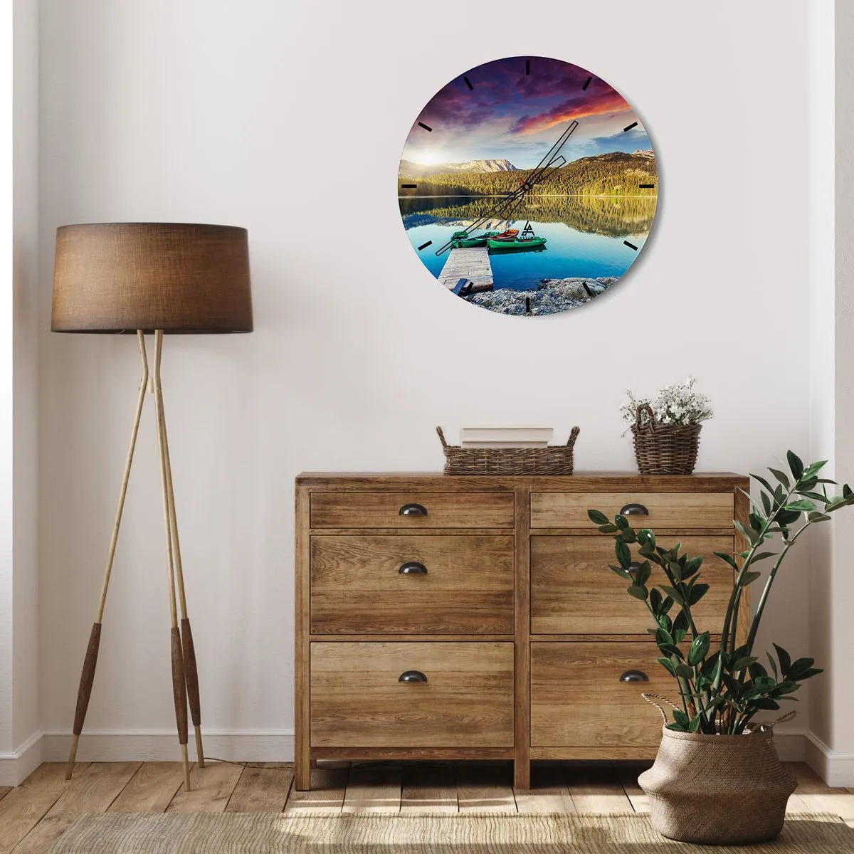Wandklok - Klok - Een klok met uitzicht op een meer met houten boten aan de pier - 30x30cm - Over het water zo glad als een spiegel - Moderne wanddecoratie voor woonkamer, keuken en slaapkamer ARTTOR