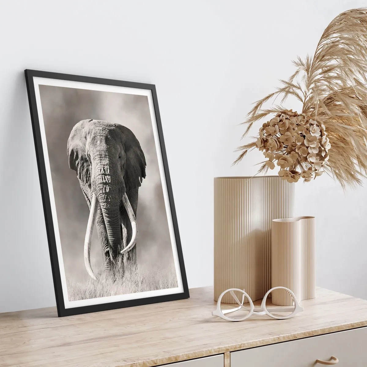 Poster in een zwarte lijst - Monochroom portret van een majestueuze olifant - 50x70cm - Afrikaanse patriarch - Moderne wanddecoratie voor woonkamer en slaapkamer ARTTOR