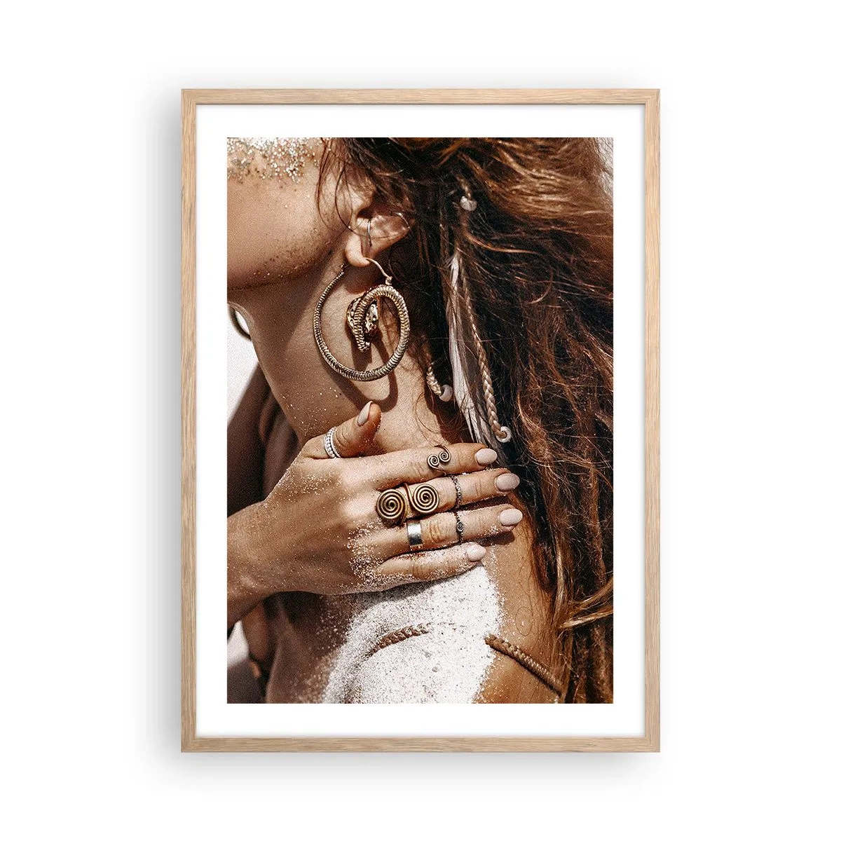 Een poster in een licht eiken lijst - Koningin van het wilde strand - 50x70 cm