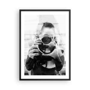 Poster in een zwarte lijst - Dubbele belichting van fotograaf en camera in zwart-wit - 50x70cm - Maker en materiaal - Moderne wanddecoratie voor woonkamer en slaapkamer ARTTOR
