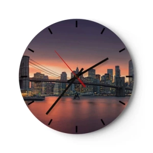 Wandklok - Klok - Panorama van de stad met de brug bij zonsondergang - 30x30cm - Ondergedompeld in lila stilte - Moderne wanddecoratie voor woonkamer, keuken en slaapkamer ARTTOR