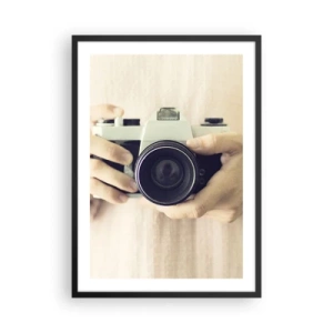 Poster in een zwarte lijst - Handen die een klassieke camera vasthouden - 50x70cm - Om meer te zien... - Moderne wanddecoratie voor woonkamer en slaapkamer ARTTOR
