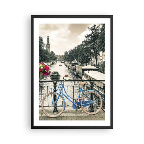 Poster in een zwarte lijst - Een blauwe fiets tegen de achtergrond van een gracht in Amsterdam - 50x70cm - De kleuren van de Amsterdamse straat - Moderne wanddecoratie voor woonkamer en slaapkamer ARTTOR