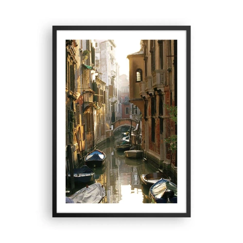 Poster in een zwarte lijst - Een Venetiaans kanaal omgeven door historische huurkazernes - 50x70cm - In een Venetiaans steegje - Moderne wanddecoratie voor woonkamer en slaapkamer ARTTOR