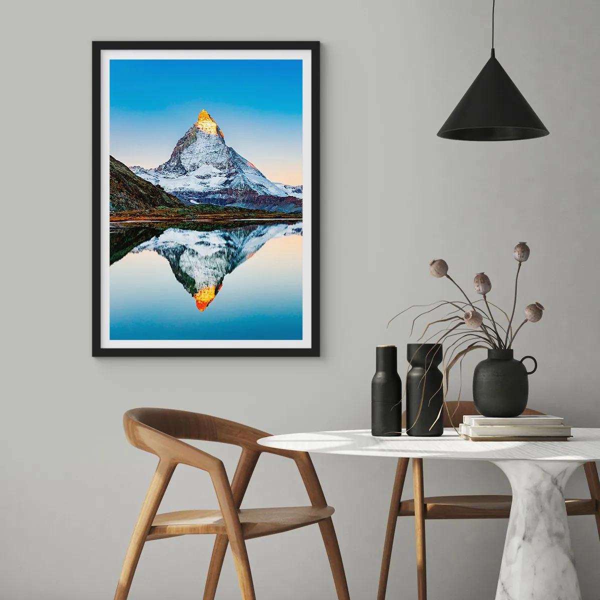 Poster in een zwarte lijst - Een berg met een met sneeuw bedekte top weerspiegeld in een meer - 50x70cm - Twee werelden - Moderne wanddecoratie voor woonkamer en slaapkamer ARTTOR
