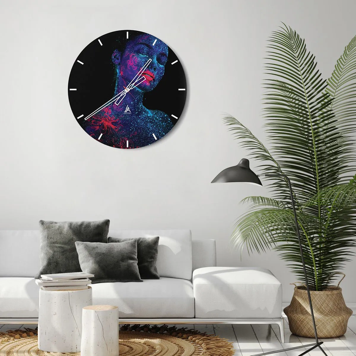 Wandklok - Klok - Portret van een vrouw met fluorescerende gezichtsbeschilderingen - 30x30cm - in sterrenstof - Moderne wanddecoratie voor woonkamer, keuken en slaapkamer ARTTOR