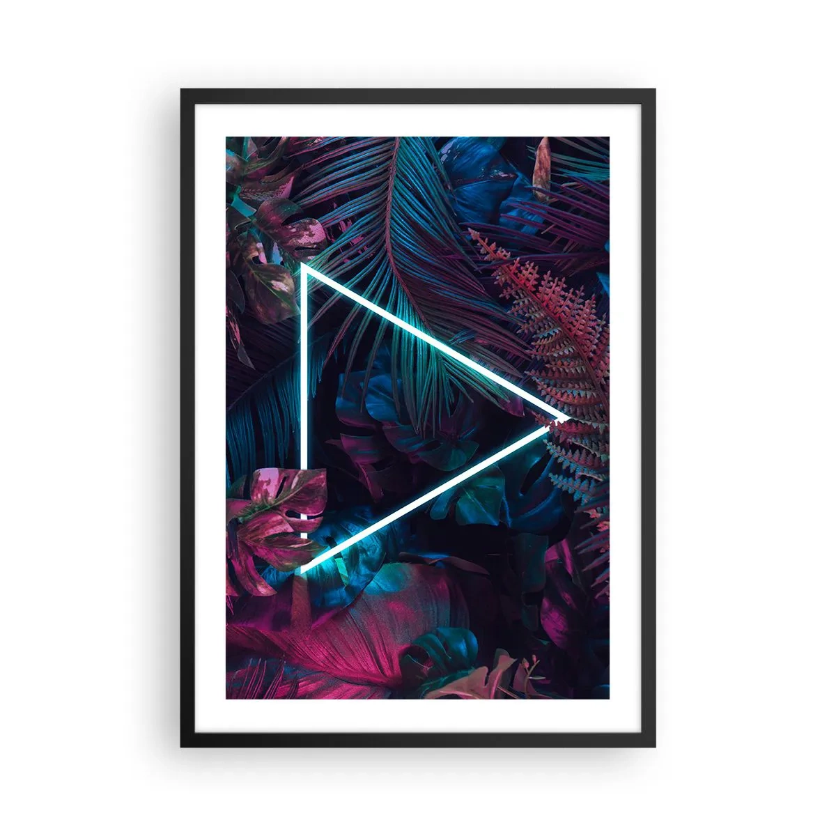 Poster in een zwarte lijst - Een neondriehoek tegen een achtergrond van donkere tropische vegetatie. - 50x70cm - Disco-achtige tuin - Moderne wanddecoratie voor woonkamer en slaapkamer ARTTOR