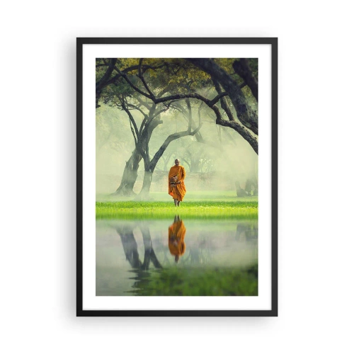 Poster in een zwarte lijst - Een monnik in een oranje gewaad omringd door bomen en weerspiegelingen in het water - 50x70cm - Op weg naar verlichting - Moderne wanddecoratie voor woonkamer en slaapkamer ARTTOR