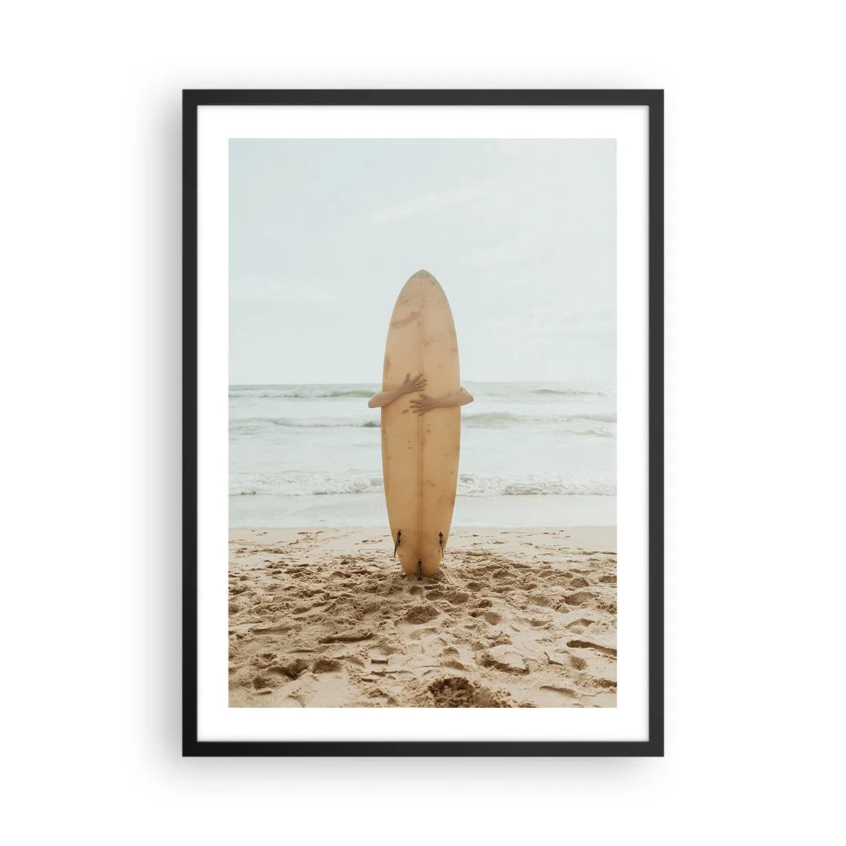Poster in een zwarte lijst - Een persoon met een surfplank op het strand, uitkijkend over de zee. - 50x70cm - Uit liefde voor golven - Moderne wanddecoratie voor woonkamer en slaapkamer ARTTOR
