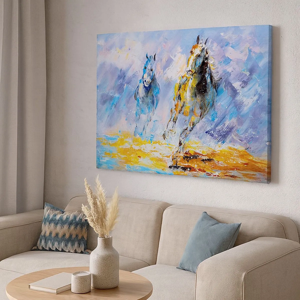 Schilderen op canvas - Twee paarden in beweging tegen de achtergrond van een abstract landschap - 70x50cm - Galopperen door de schittering - Moderne wanddecoratie voor woonkamer en slaapkamer ARTTOR