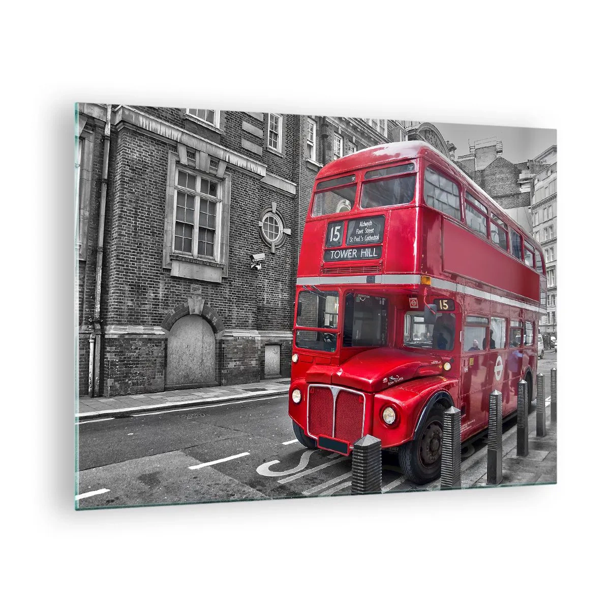 Schilderen op glas - Een rode Londense bus tegen een zwart-witte straatachtergrond - 70x50cm - Altijd hetzelfde - Moderne wanddecoratie voor woonkamer en slaapkamer ARTTOR