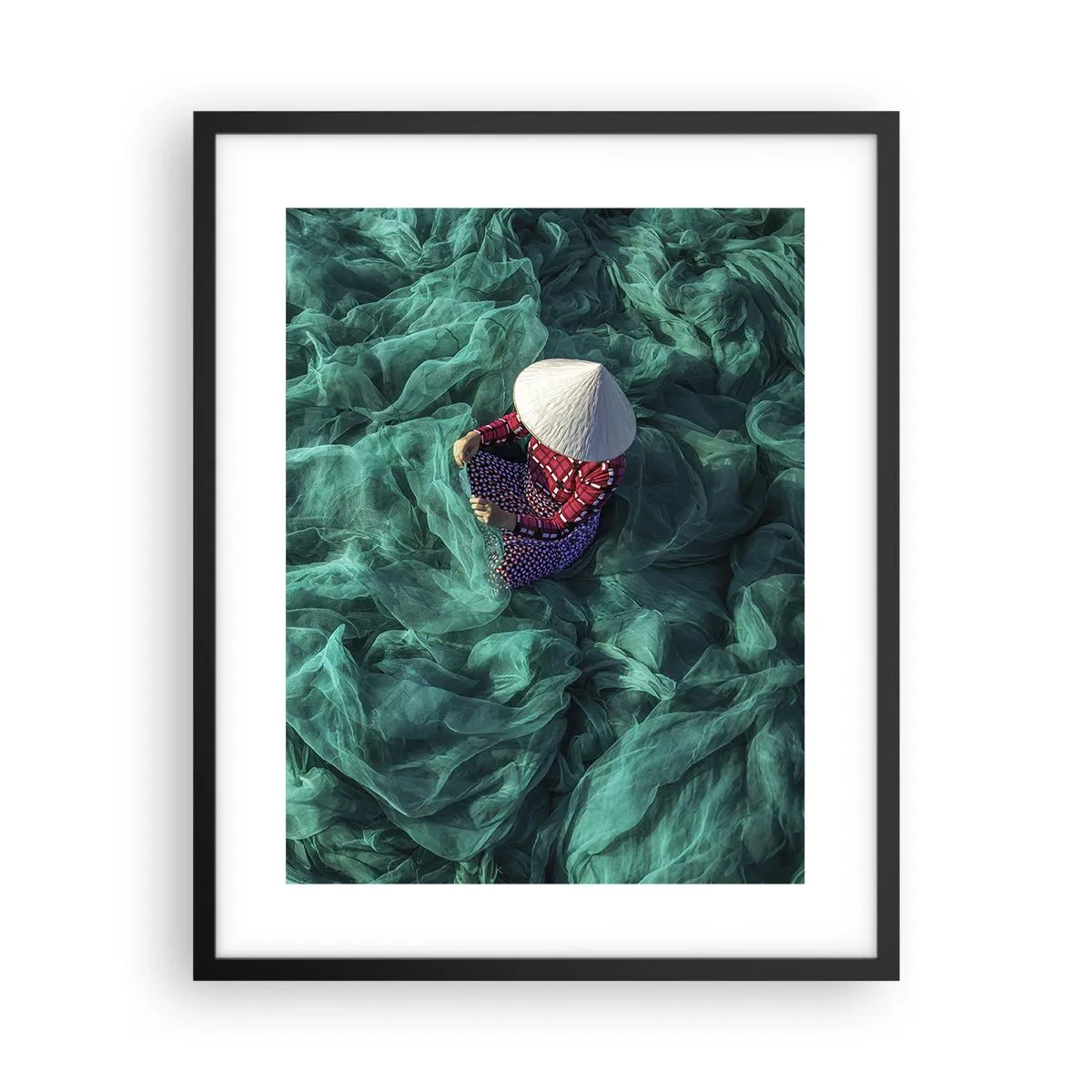 Poster in een zwarte lijst - In een zee van netten - 40x50 cm