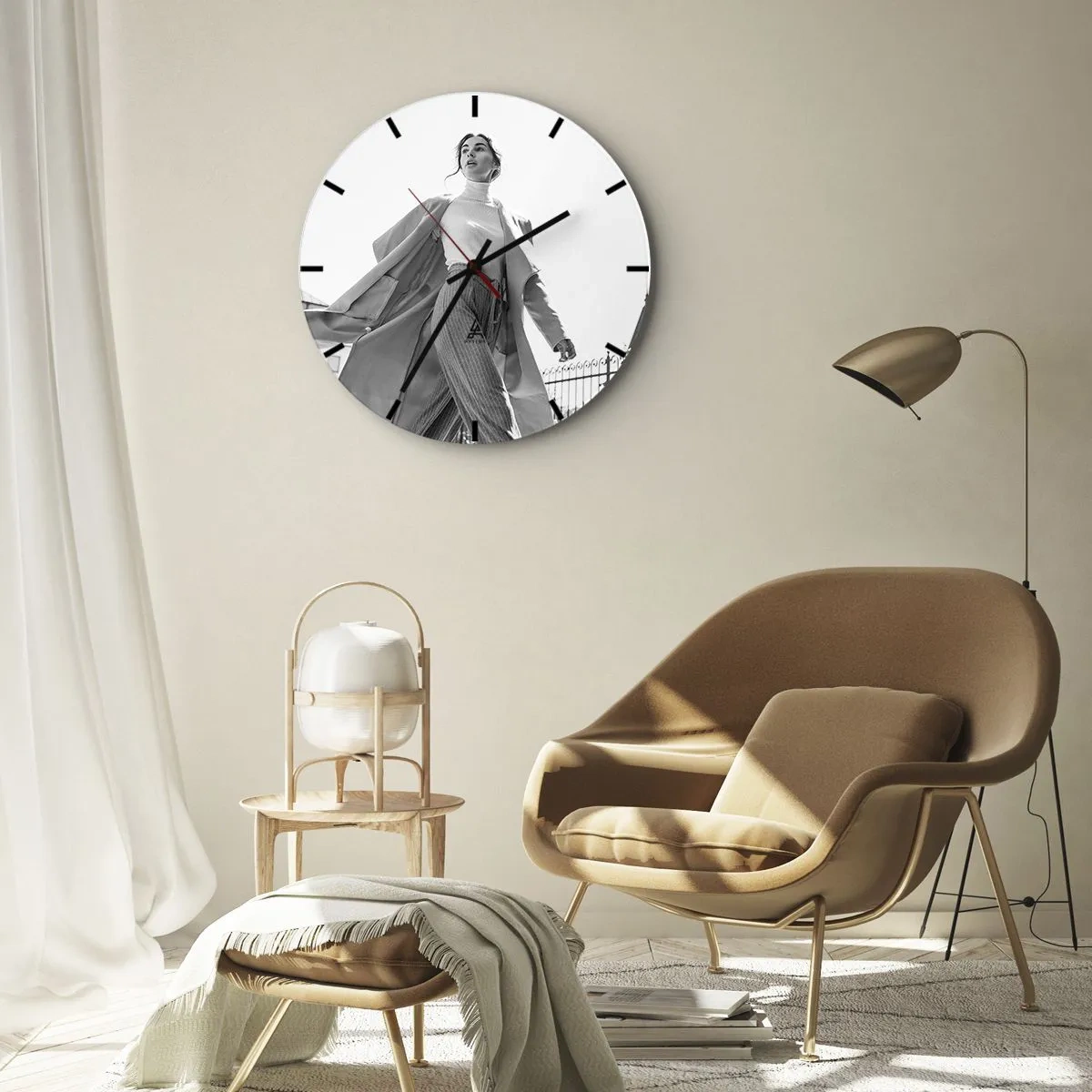 Wandklok - Klok - Een stijlvolle vrouw in beweging tegen de achtergrond van stedelijke architectuur - 30x30cm - Ga je mee? - Moderne wanddecoratie voor woonkamer, keuken en slaapkamer ARTTOR