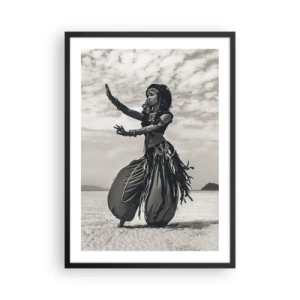 Poster in een zwarte lijst - Een etnische danser tegen een woestijnlandschap - 50x70cm - De dans van de zuidelijke eilanden - Moderne wanddecoratie voor woonkamer en slaapkamer ARTTOR