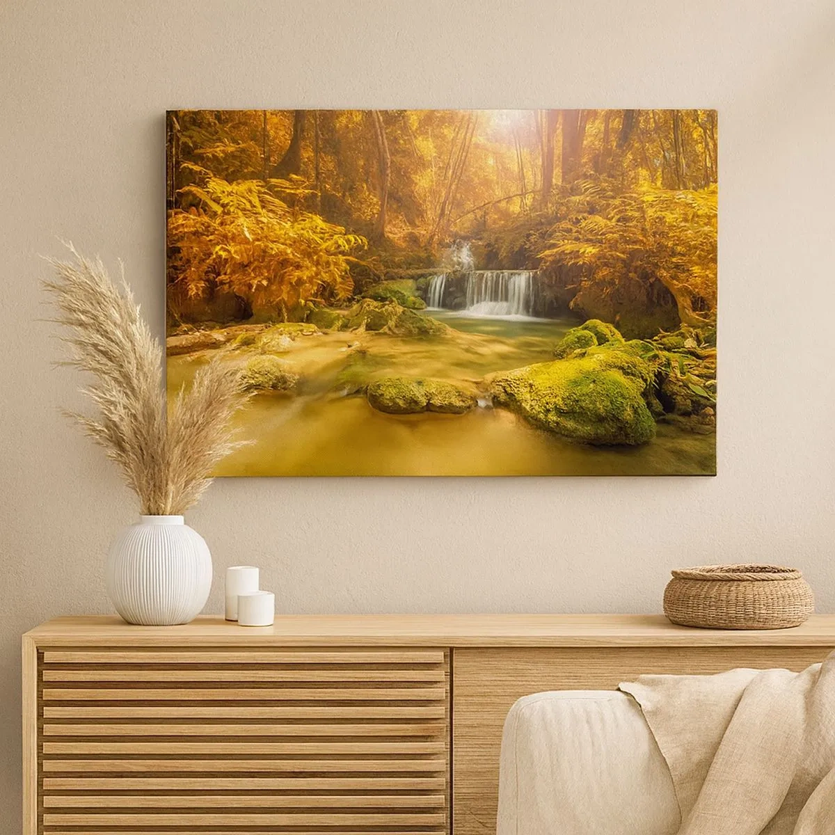 Schilderen op canvas - Een gouden waterval in een herfstbos omgeven door groen - 70x50cm - Boscascade in goud - Moderne wanddecoratie voor woonkamer en slaapkamer ARTTOR