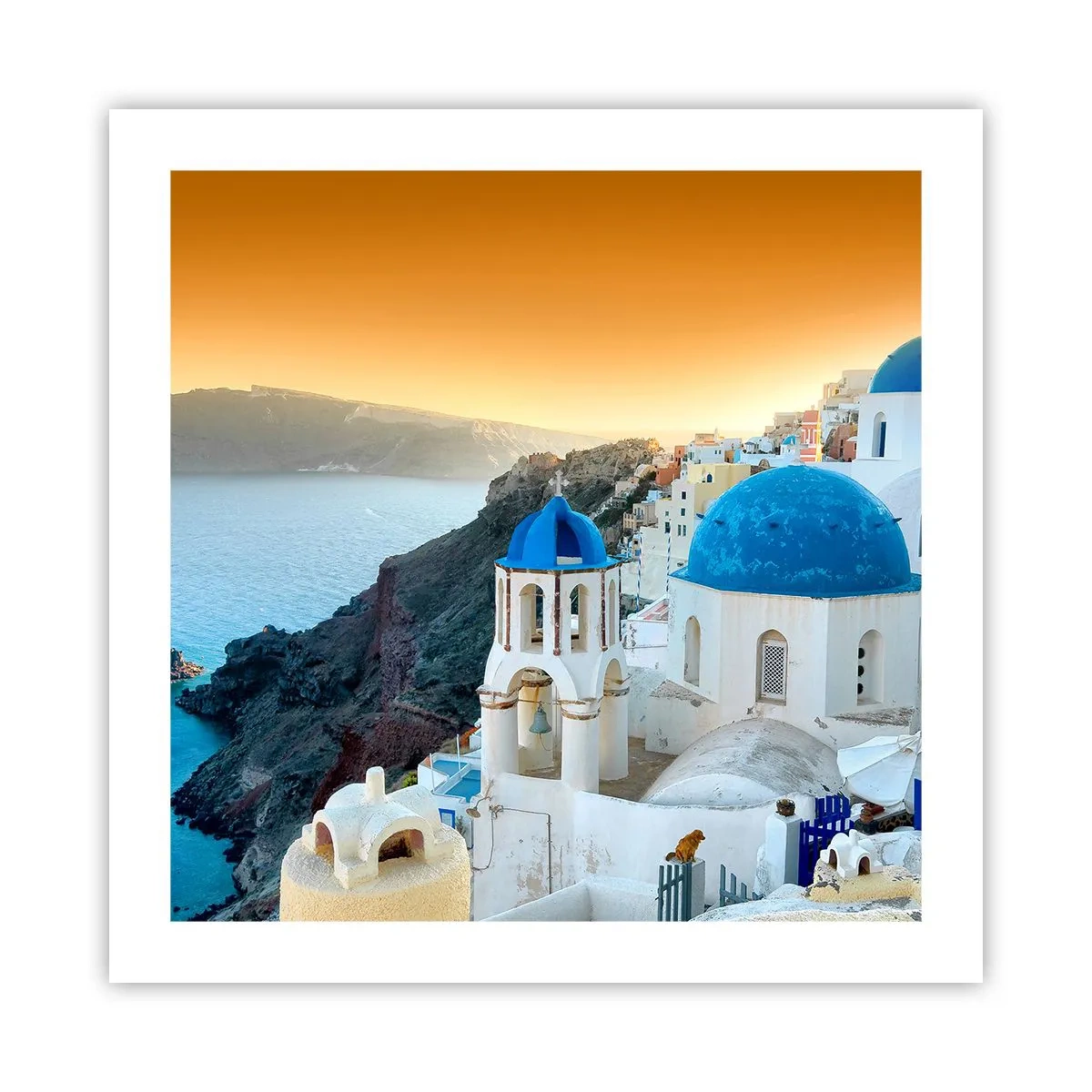 Poster - Santorini - genesteld tegen de rotsen - 50x50 cm