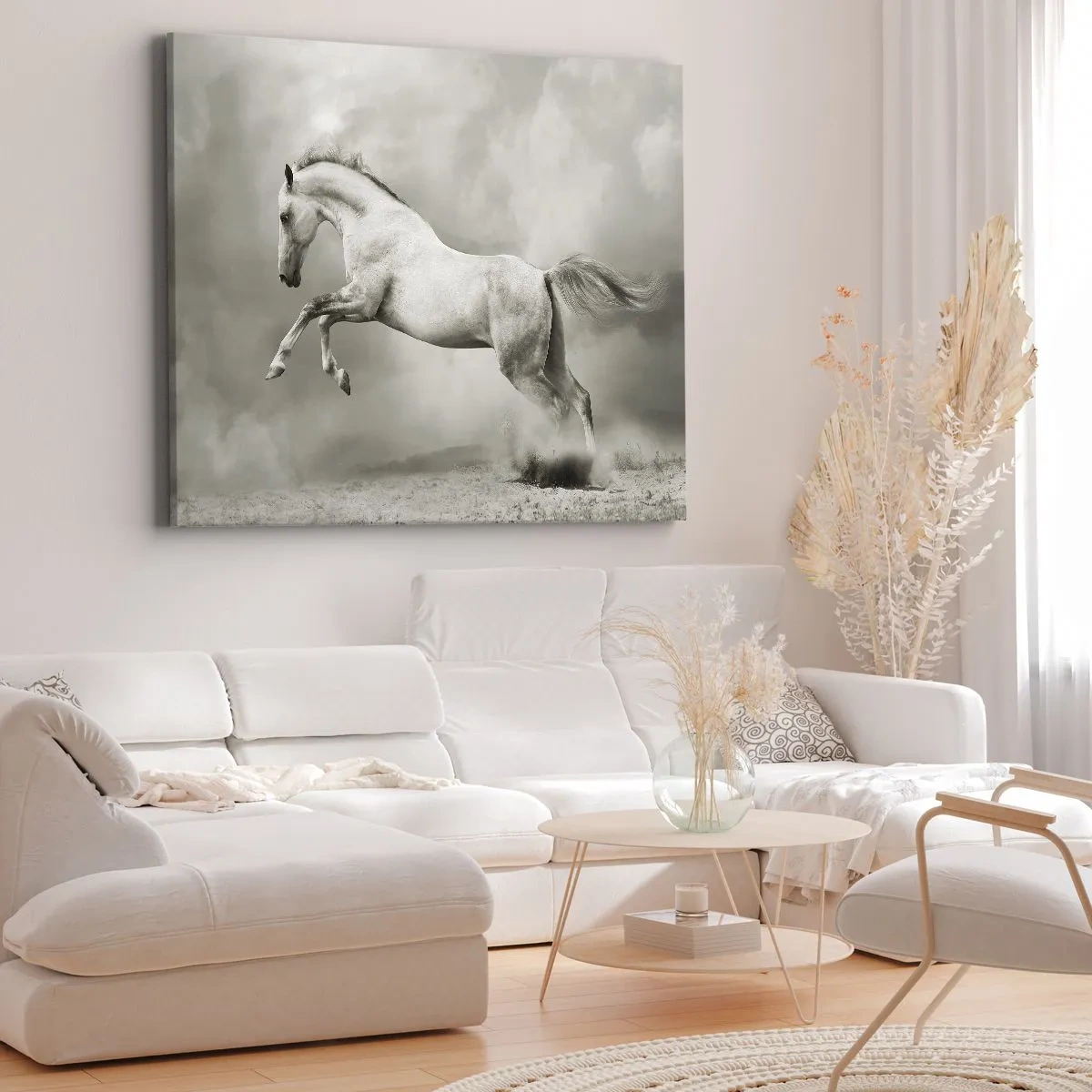 Schilderen op canvas - Een wit paard in een dynamische sprong tegen de achtergrond van mistige wolken. - 70x50cm - Tussen waken en slapen - Moderne wanddecoratie voor woonkamer en slaapkamer ARTTOR
