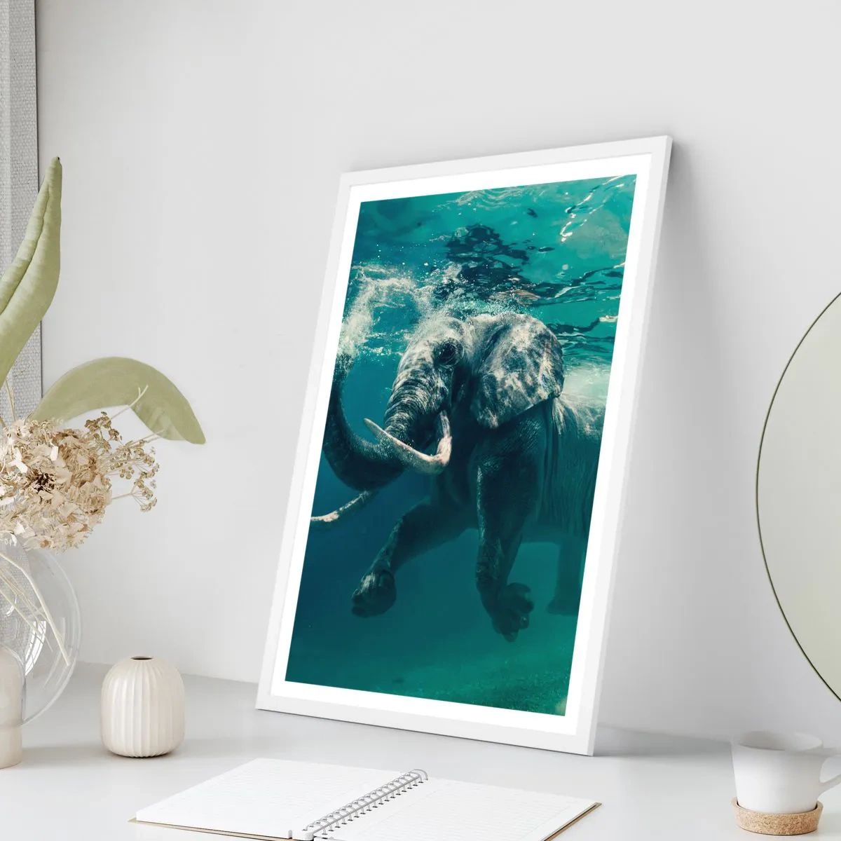 Poster in een witte lijst - Iedereen houdt van zwemmen - 70x100 cm