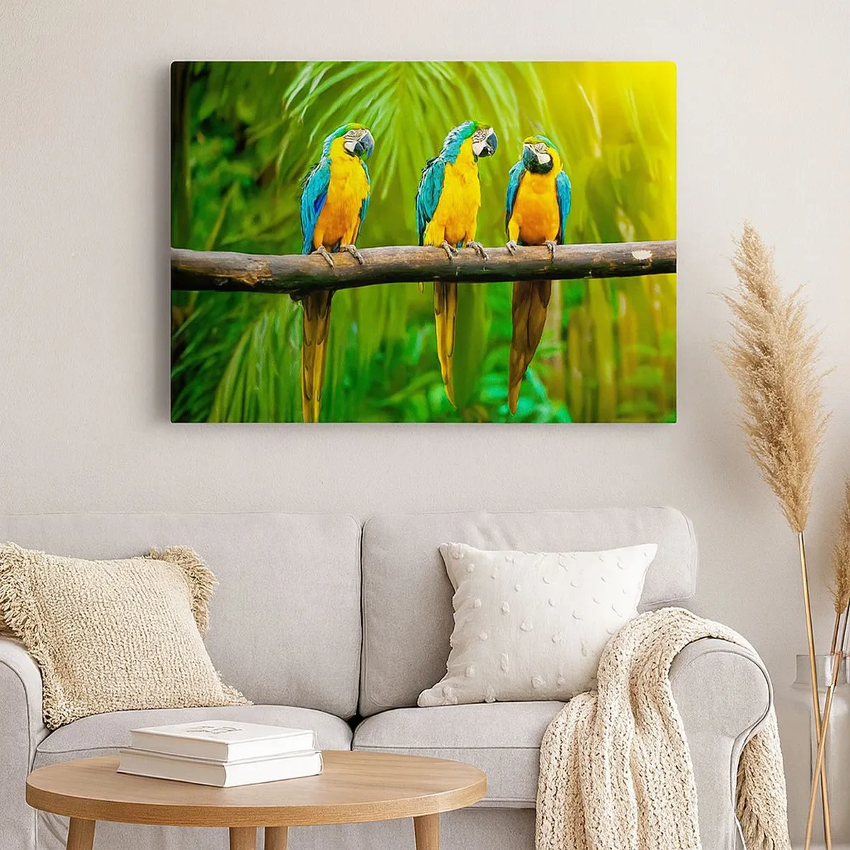 Schilderen op canvas - Drie kleurrijke papegaaien tegen een achtergrond van tropisch groen - 70x50cm - En heb je gehoord dat ze...? - Moderne wanddecoratie voor woonkamer en slaapkamer ARTTOR