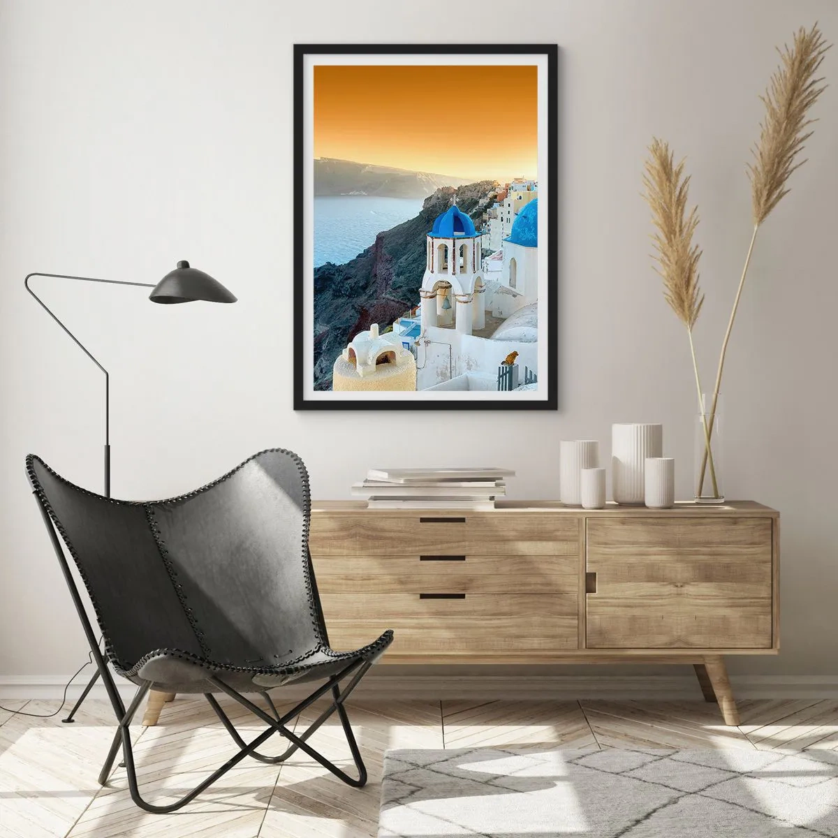 Poster in een zwarte lijst - Santorini met zijn witte huizen en blauwe koepels - 50x70cm - Santorini - genesteld tegen de rotsen - Moderne wanddecoratie voor woonkamer en slaapkamer ARTTOR