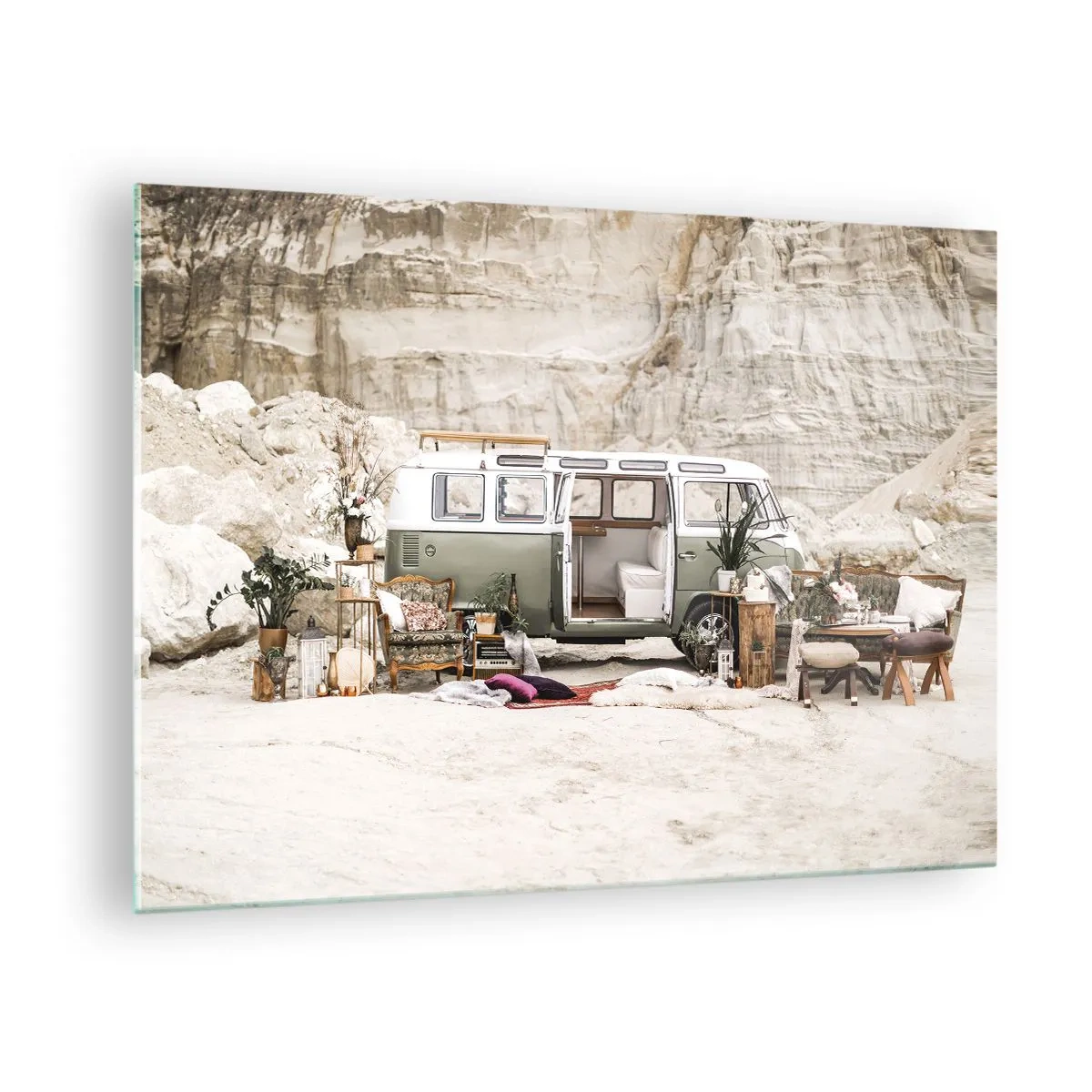 Schilderen op glas - Het interieur van een camperbusje in een woestijnachtige omgeving, met boho- en natuurelementen. - 70x50cm - Er is de tijd om aan de reis te beginnen - Moderne wanddecoratie voor woonkamer en slaapkamer ARTTOR