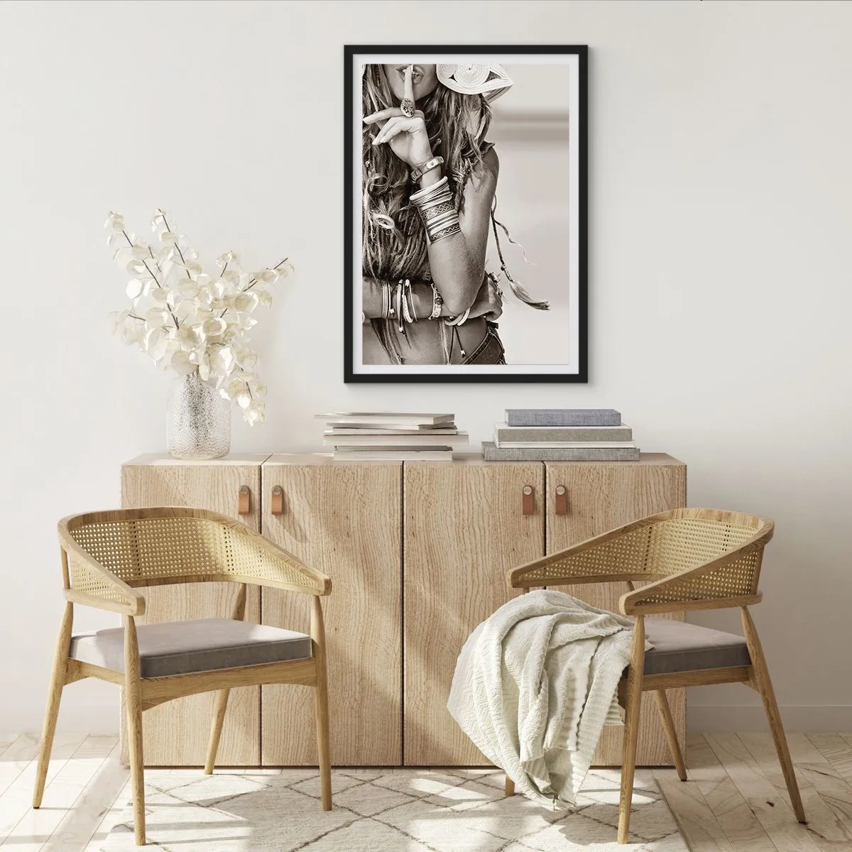 Poster in een zwarte lijst - Stijlvolle vrouw in sieraden maakt een gebaar van stilte - 50x70cm - Waarom een