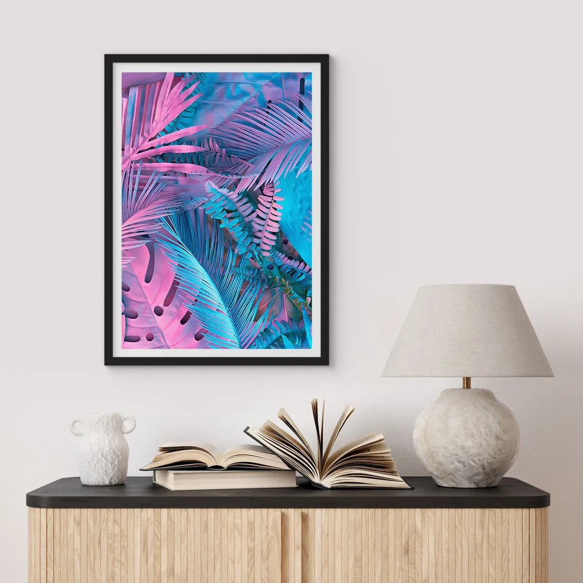 Poster in een zwarte lijst - Tropen in roze en blauw - 70x100 cm
