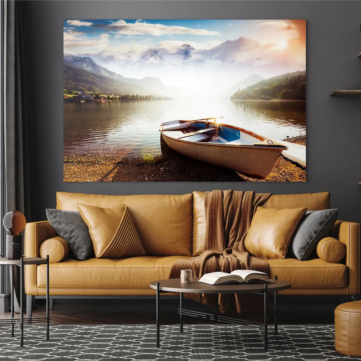 Schilderen op glas - Een boot op een meer omringd door bergen bij zonsopgang - 70x50cm - Bij het grote en heldere water - Moderne wanddecoratie voor woonkamer en slaapkamer ARTTOR