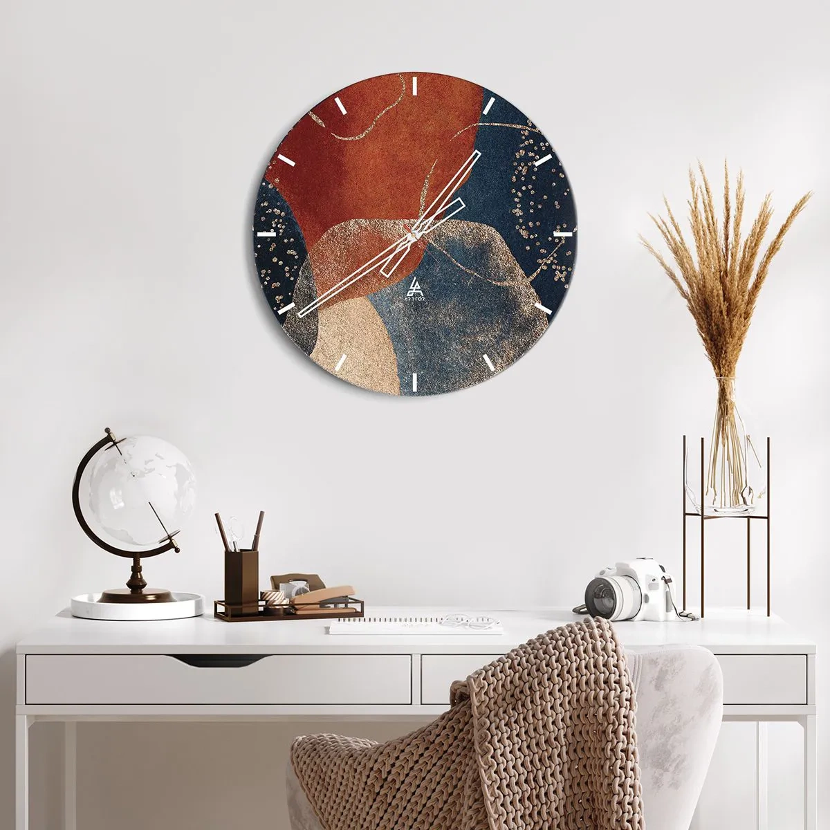 Wandklok - Klok - Kleurrijke abstracte vormen in goud en marineblauw - 30x30cm - De lichtheid van het zijn - Moderne wanddecoratie voor woonkamer, keuken en slaapkamer ARTTOR