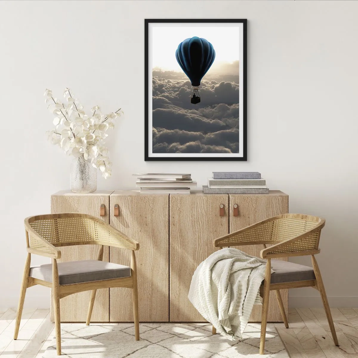 Poster in een zwarte lijst - Een zwarte ballon die boven de wolken zweeft - 50x70cm - Een zwerver boven de wolken - Moderne wanddecoratie voor woonkamer en slaapkamer ARTTOR