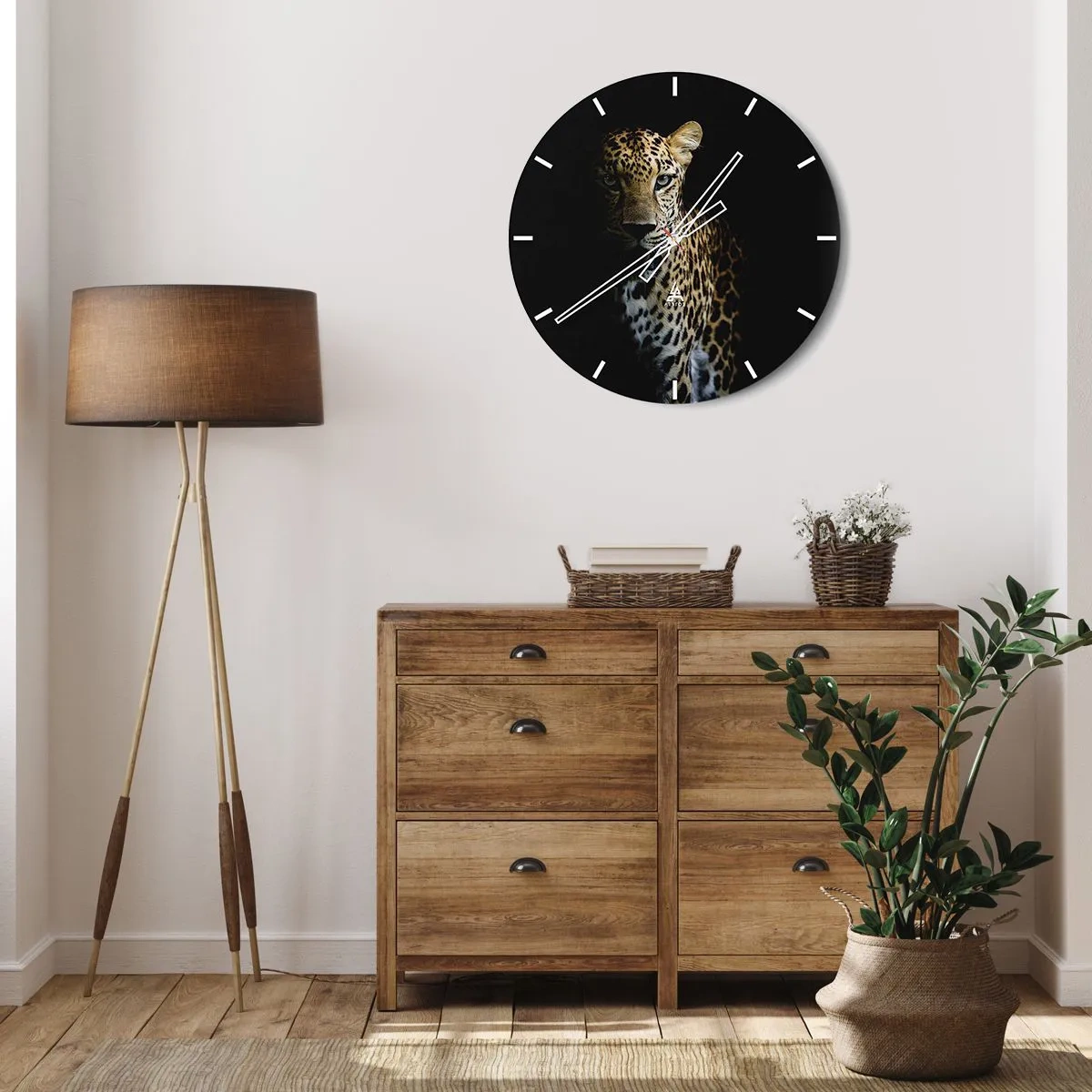 Wandklok - Klok - Panter op een zwarte achtergrond in halfschaduw - 30x30cm - Donkere schoonheid - Moderne wanddecoratie voor woonkamer, keuken en slaapkamer ARTTOR