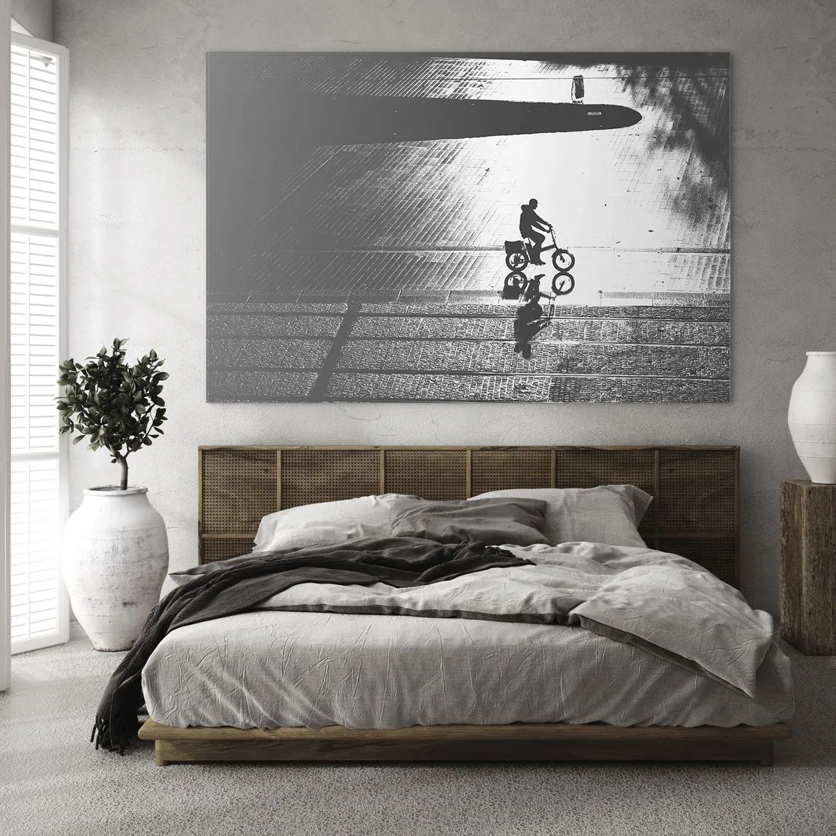 Schilderen op glas - Man op de fiets door de stad, weerspiegeling in het water, zwart-witfoto - 70x50cm - Voor mij, door de stad - Moderne wanddecoratie voor woonkamer en slaapkamer ARTTOR