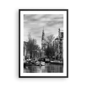 Poster in een zwarte lijst - Een zwart-witfoto van het kanaal met een historische toren op de achtergrond. - 50x70cm - Amsterdamse sferen - Moderne wanddecoratie voor woonkamer en slaapkamer ARTTOR