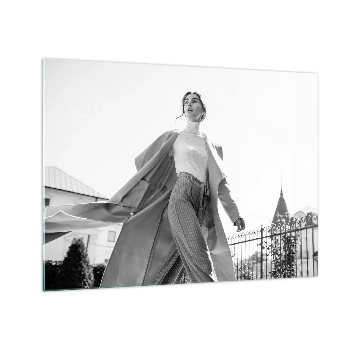 Schilderen op glas - Een stijlvolle vrouw in beweging tegen de achtergrond van stedelijke architectuur - 70x50cm - Ga je mee? - Moderne wanddecoratie voor woonkamer en slaapkamer ARTTOR