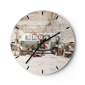 Wandklok - Klok - Een camper met decoratieve elementen tegen een natuurlijke landschapsachtergrond - 30x30cm - Er is de tijd om aan de reis te beginnen - Moderne wanddecoratie voor woonkamer, keuken en slaapkamer ARTTOR