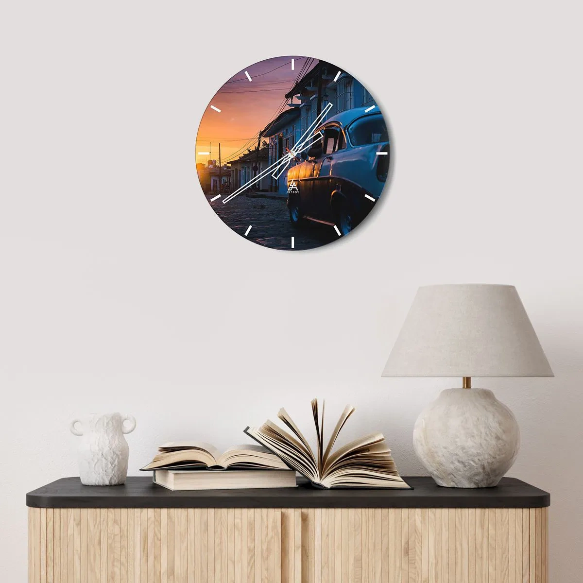 Wandklok - Klok - Vintage auto op straat bij zonsondergang - 30x30cm - De tijd vertraagt