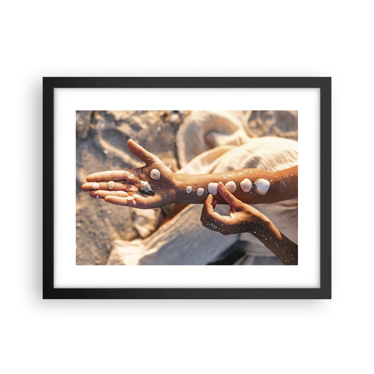 Poster in een zwarte lijst - Schoonheid binnen handbereik - 40x30 cm