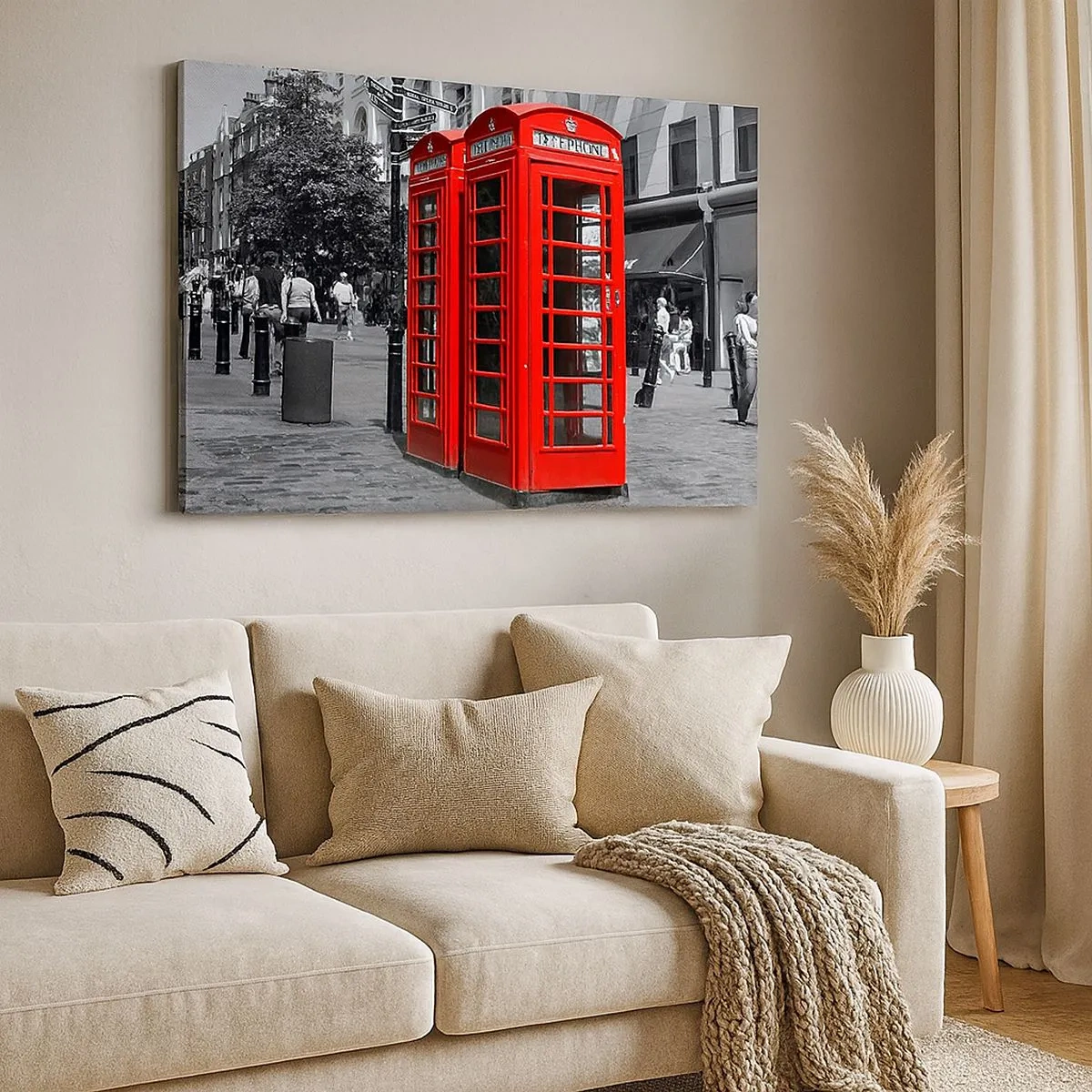 Schilderen op canvas - Rode telefooncellen tegen een zwart-witte stedelijke achtergrond. - 70x50cm - Rode telefoonhokjes - Moderne wanddecoratie voor woonkamer en slaapkamer ARTTOR