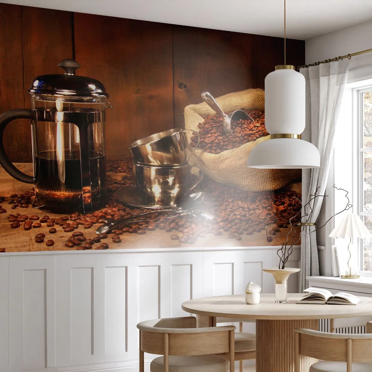 Fotobehang Standard Eco - French press, kopjes en een zak koffiebonen - 100x70cm - De charme van koffie - aroma en smaak - Moderne wanddecoratie voor woonkamer en slaapkamer ARTTOR