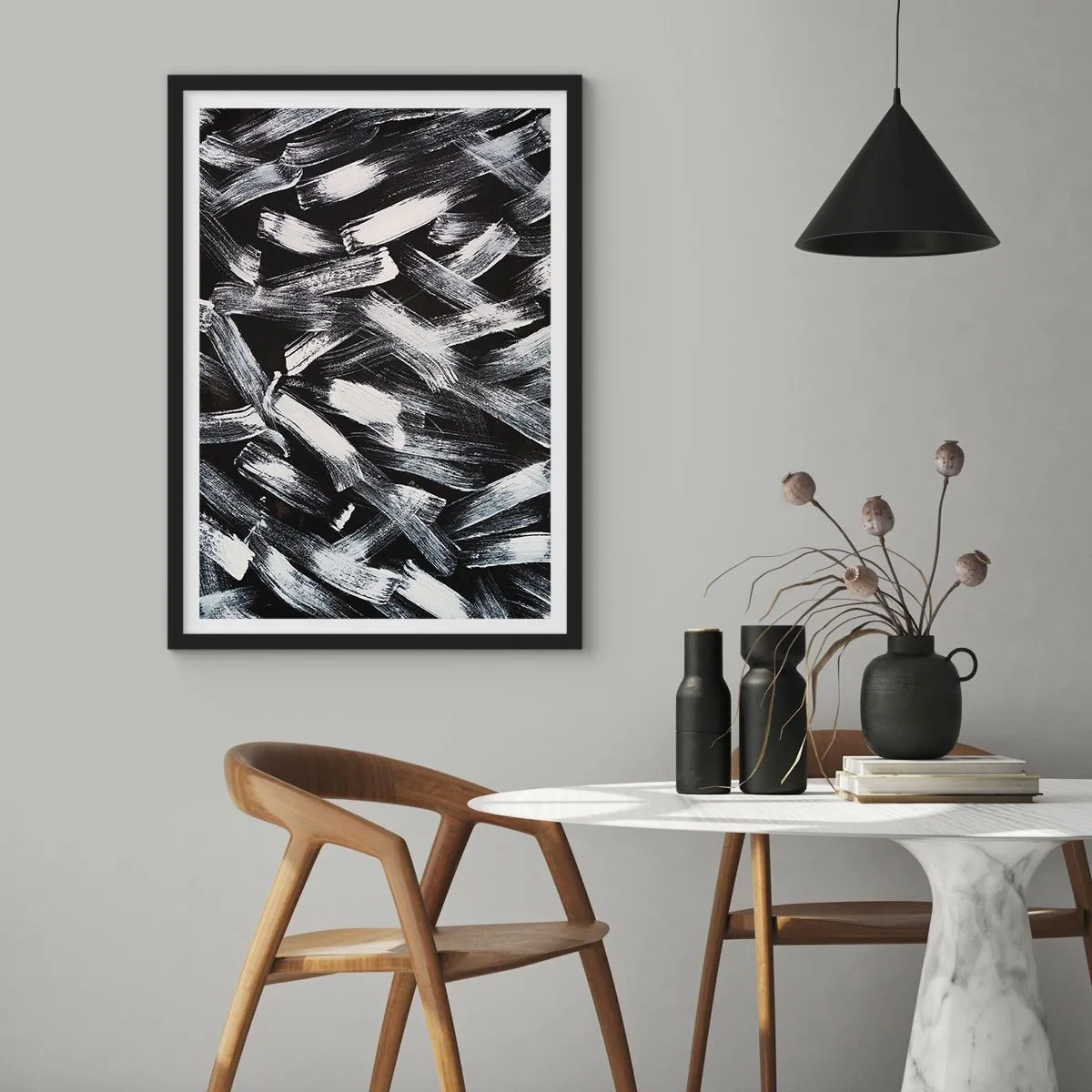Poster in een zwarte lijst - Abstracte witte penseelstreken op een zwarte achtergrond - 50x70cm - Abstractie in de industriële spirit - Moderne wanddecoratie voor woonkamer en slaapkamer ARTTOR