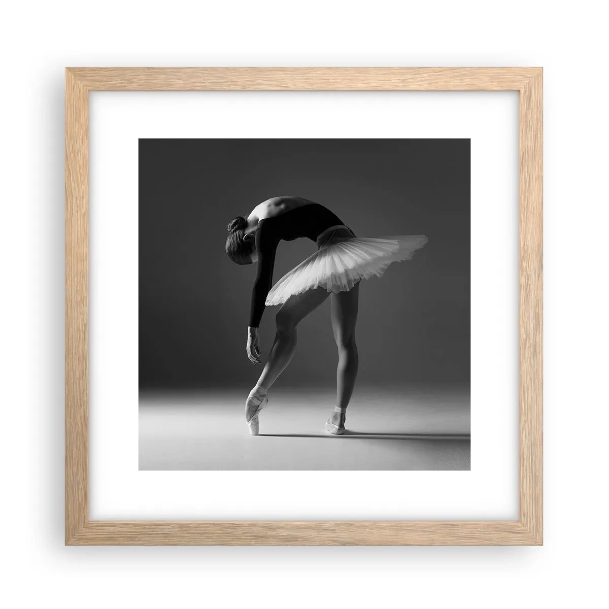 Een poster in een licht eiken lijst - Bella ballerina - 30x30 cm